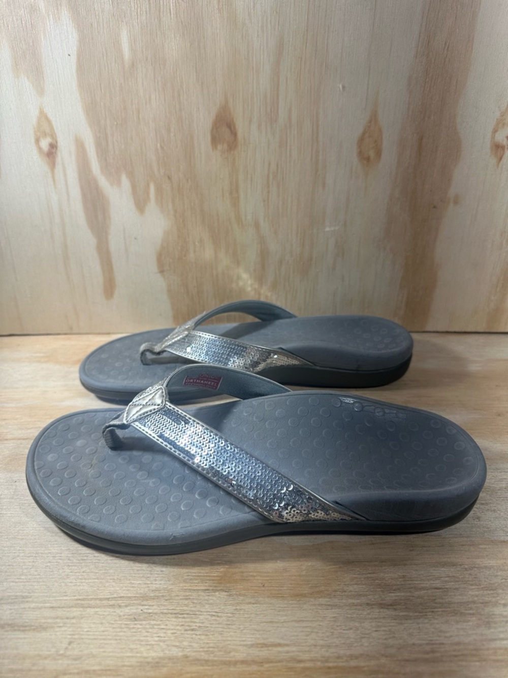 Vionic Silver Sequined Flip Flop Sandals Women’s Size 8